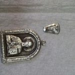 Серебряный кулон с камнями.