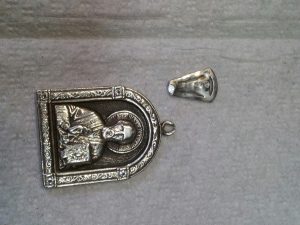 Серебряный кулон с камнями.