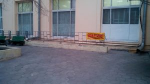 Вход в мастерскую.