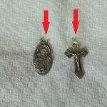 Изношенный кулон и крестик.
