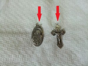Изношенный кулон и крестик.