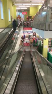 Спускаемся в низ, там ювелир.